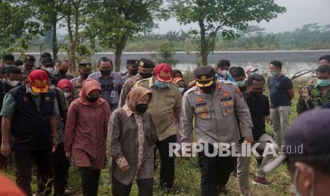 Menteri Sosial Tri Rismaharini (ketiga kiri) didampingi Kapolres Pekalongan AKBP Arief Fajar Satria (kedua kanan) meninjau lokasi banjir di Kedungwuni, Kabupaten Pekalongan, Jawa Tengah, Selasa (25/1/2022). Mensos meninjau lokasi pascabanjir bandang di Kedungwuni dan longsor di Petungkriyono serta memberikan bantuan logistik bencana, sembako, dan perlengkapan kebersihan kepada warga terdampak bencana. 