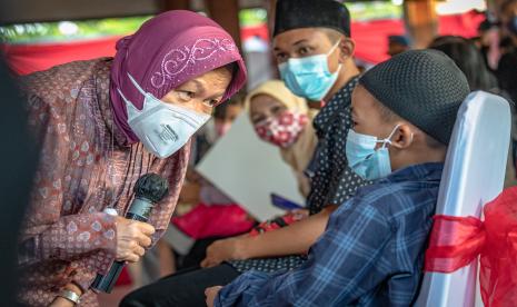 Menteri Sosial Tri Rismaharini (kiri) berbincang dengan seorang anak yatim piatu saat kunjungan kerja di Ungaran, Kabupaten Semarang, Jawa Tengah, Jumat (3/9/2021). Dalam kunjungan tersebut, Mensos bersama dinas terkait, perwakilan Bank Himbara, pendamping sosial Program Keluarga Harapan (PKH) dan Bantuan Pangan Non Tunai (BPNT) secara simbolis menyalurkan sejumlah program bantuan sosial kepada perwakilan masyarakat kurang mampu, anak yatim piatu, penyandang disabilitas maupun keluarga yang terdampak pandemi COVID-19 di Jawa Tengah