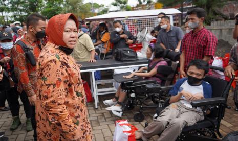 Menteri Sosial Tri Rismaharini (kiri) bertemu sejumlah penerima manfaat bantuan sosial di kompleks Pasar Muntilan, Magelang, Jawa Tengah, Sabtu (21/5/2022). Kedatangan Mensos dalam rangka mendampingi Presiden Joko Widodo sekaligus memberikan bantuan sosial kepada sejumlah penerima manfaat serta penyandang disabilitas. 