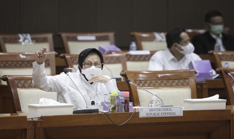 Menteri Sosial Tri Rismaharini (kiri) mengikuti rapat kerja dengan Komisi VIII DPR di Kompleks Parlemen, Senayan, Jakarta, Rabu (25/8/2021).