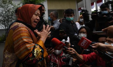  Risma Takut Lulusan Perguruan Tinggi Jadi Beban Masyarakat. Foto:  Menteri Sosial Tri Rismaharini (kiri) menjawab pertanyaan wartawan seusai rapat dengan Presiden Joko Widodo di Kompleks Istana Kepresidenan, Jakarta, Senin (29/8/2022). Pemerintah akan memberikan bantuan sebesar Rp24,17 triliun kepada masyarakat sebagai tambahan bantalan sosial atas rencana pengalihan subsidi bahan bakar minyak (BBM).