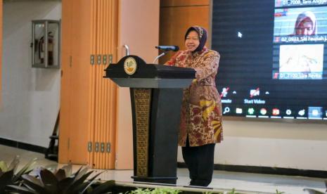 Menteri Sosial Tri Rismaharini memberikan kuliah umum kepada mahasiswa peserta program Pejuang Muda di kantor Kemensos, Jakarta, Rabu (13/10). 