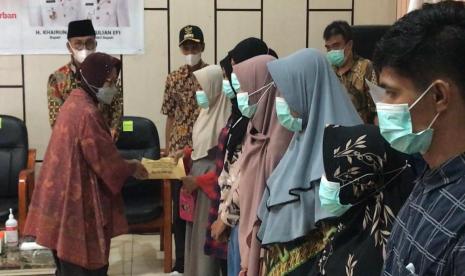 Menteri Sosial Tri Rismaharini memberikan santunan untuk korban kecelakaan tambang ilegal di Kabupaten Solok Selatan, Sumatra Barat, Rabu (12/5) 