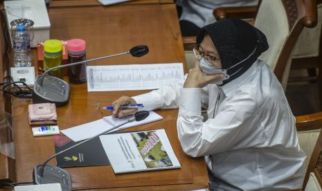 Menteri Sosial Tri Rismaharini mengikuti rapat kerja dengan Komisi VIII DPR di Kompleks Parlemen, Senayan, Jakarta, Senin (17/5/2021). Rapat kerja tersebut membahas pengaturan kelembagaan dan anggaran dalam DIM RUU PB.