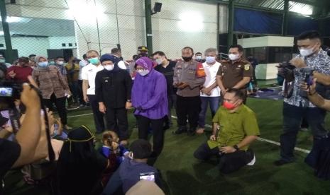 Menteri Sosial, Tri Rismaharini, mengunjungi masyarakat terdampak kebakaran tangki kilang minyak Pertamina Balongan, Kabupaten Indramayu, Senin (29/3) malam. Lokasi pengungsian kini dipusatkan di GOR Bumi Patra Indramayu.