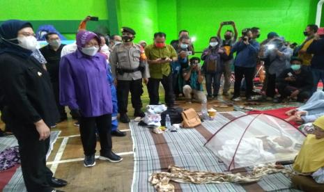 Menteri Sosial, Tri Rismaharini, mengunjungi masyarakat terdampak kebakaran tangki kilang minyak Pertamina Balongan, Kabupaten Indramayu, Senin (29/3) malam. Lokasi pengungsian kini dipusatkan di GOR Bumi Patra Indramayu.