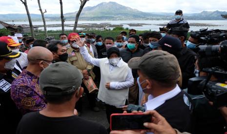 Menteri Sosial Tri Rismaharini (tengah) berbicara dengan warga yang terdampak gempa bumi di Desa Trunyan, Bangli, Bali, Senin (18/10/2021). Kunjungan Menteri Sosial di lokasi gempa bumi yakni Desa Trunyan, Kabupaten Bangli dan Desa Ban, Kabupaten Karangasem tersebut untuk meninjau dan menyerahkan bantuan sosial kepada korban dan warga yang terdampak bencana alam gempa bumi dengan magnitudo 4,8 SR yang terjadi pada Sabtu (16/10/2021)