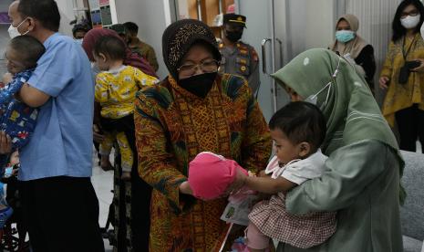 Mensos Minta Perusahaan Swasta Diharap Pekerjakan Penyandang Disabilitas. Foto: Menteri Sosial Tri Rismaharini (tengah) berbincang dengan anak penyandang disabilitas saat kunjungan kerja di Sentra Terpadu Pangudi Luhur, Bekasi, Jawa Barat, Selasa (20/9/2022). Pada kunjungan tersebut Tri Rismaharini memberikan bantuan kursi roda elektrik dan bantuan uang untuk berobat warga penyandang disabilitas. 