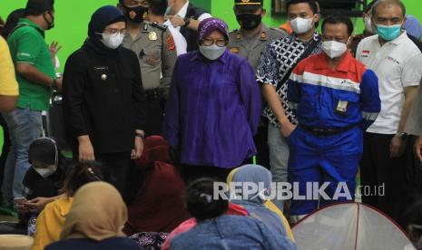 Menteri Sosial Tri Rismaharini (tengah) didampingi Bupati Indramayu Nina Agustina (kiri) melihat kondisi pengungsi yang terdampak kebakaran kilang Pertamina Balongan di Gedung Olahraga Bumi Patra Indramayu, Jawa Barat, Senin (29/3/2021) malam. Mensos tiba untuk memastikan kebutuhan dasar warga terdampak kebakaran yang berada di tempat pengugsian tetap terpenuhi dan terlayani dengan baik. 