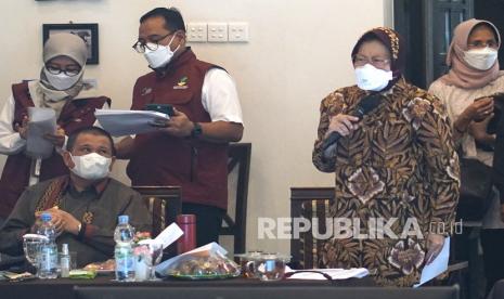 Menteri Sosial Tri Rismaharini (tengah) didampingi Wakil Gubernur Gorontalo Idris Rahim (kiri) dan anggota DPR Idah Syahidah (kanan) memimpin rapat pemadanan data di Kota Gorontalo, Gorontalo, Kamis (30/9/2021). Mensos Risma memadankan data Program Keluarga Harapan (PKH), Bantuan Sosial Tunai (BST) dan BPNT yang ada di lima kabupaten dan satu kota di Gorontalo. 