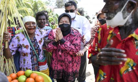 Menteri Sosial Tri Rismaharini (tengah). Kementerian Sosial (Kemensos) telah memberikan bantuan berupa sepeda listrik dan pembangunan lumbung sosial kepada masyarakat yang tinggal di Kabupaten Puncak Jaya, Papua.