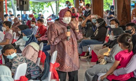 Menteri Sosial Tri Rismaharini (tengah) memberi pengarahan kepada anak-anak yatim piatu saat kunjungan kerja di Ungaran, Kabupaten Semarang, Jawa Tengah, Jumat (3/9/2021). Dalam kunjungan tersebut, Mensos bersama dinas terkait, perwakilan Bank Himbara, pendamping sosial Program Keluarga Harapan (PKH) dan Bantuan Pangan Non Tunai (BPNT) secara simbolis menyalurkan sejumlah program bantuan sosial kepada perwakilan masyarakat kurang mampu, anak yatim piatu, penyandang disabilitas maupun keluarga yang terdampak pandemi COVID-19 di Jawa Tengah.