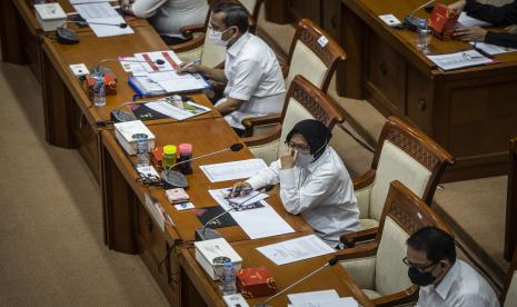 Menteri Sosial Tri Rismaharini (tengah) mengikuti rapat kerja dengan Komisi VIII DPR di Kompleks Parlemen, Senayan, Jakarta, Senin (17/5/2021). Rapat kerja tersebut membahas pengaturan kelembagaan dan anggaran dalam DIM RUU PB.