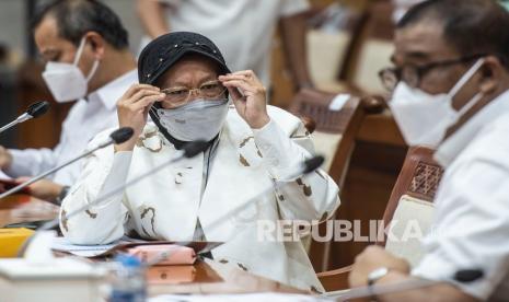 Menteri Sosial Tri Rismaharini (tengah)