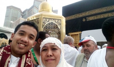 Menteri Sosial yang juga Ketua Umum Pimpinan Pusat Muslimat Nahdlatul Ulama Khofifah Indar Parawansa melakukan swafoto bersama anak bungsunya, Ali Mannagali Indar Parawansa di Kakbah, Makkah, Arab Saudi.