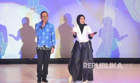 Menteri Tenaga Kerja Hanif Dakhiri berduet dengan vokalis band Kotak Tantri saat malam anugerah Tokoh Perubahan Republika 2018 di Jakarta, Rabu (24/4) malam. 