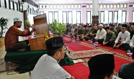 Menteri Tenaga Kerja Hanif Dhakiri (kanan), Ketua Pengurus Besar Nahdlatul Ulama (PBNU), KH Masdar Farid Mas’udi mendengarkan pembacaan ayat suci Al-Quran saat menghadiri Maulid Nabi SAW di Jakarta, Selasa (20/1).(Republika/Tahta Aidilla)