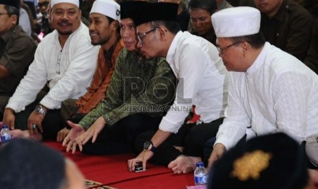 Menteri Tenaga Kerja Hanif Dhakiri (kedua kanan), Ketua Pengurus Besar Nahdlatul Ulama (PBNU), KH Masdar Farid Mas’udi (tengah) berbincang saat menghadiri Maulid Nabi SAW di Jakarta, Selasa (20/1). (Republika/Tahta Aidilla)