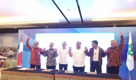 Menteri Tenaga Kerja Hanif Dhakiri (ketiga dari kiri) berfoto bersama usai penandatanganan Nota Kesepahaman (Memorandum of Understanding/MoU) Kerja sama Program Pengembangan Hunian untuk Pekerja oleh PT Pembangunan Perumahan (Persero) Tbk (PT PP), PT Bank 