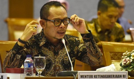 Menteri Tenaga Kerja Hanif Dhakiri mengikuti rapat kerja dengan Komisi IX DPR di Kompleks Parlemen, Senayan, Jakarta, Kamis (19/11).