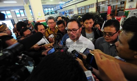 Menteri Tenaga Kerja, Hanif Dhakiri saat diwawancarai sejumlah wartawan di balai besar pengembangan latihan kerja dalam negeri, Jalan Gatot Subroto, Kota Bandung, Kamis (19/3). (foto : Septianjar Muharam)