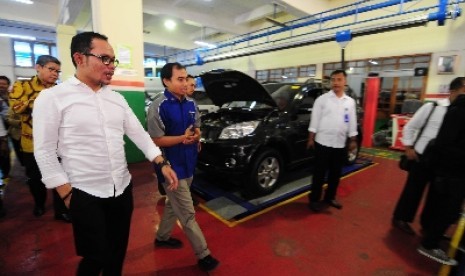   Menteri Tenaga Kerja Hanif Dhakiri saat mengunjungi balai besar pengembangan latihan kerja dalam negeri di Kota Bandung, Kamis (19/3).