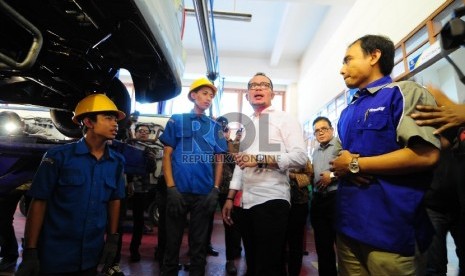 Menteri Tenaga Kerja, Hanif Dhakiri (tengah) berbincang dengan peserta pelatihan saat mengunjungi balai besar pengembangan latihan kerja dalam negeri, di Jalan Gatot Subroto, Kota Bandung, Kamis (19/3). (foto : Septianjar Muharam)