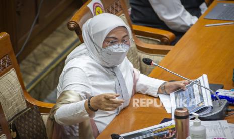 Menteri Tenaga Kerja (Menaker) Ida Fauziyah menyampaikan paparan saat rapat kerja bersama Komisi IX DPR di kompleks Parlemen, Jakarta, Senin (18/1/2021). Agenda rapat tersebut salah satunya membahas tentang perkembangan peraturan turunan Undang-undang Nomor 11 tahun 2020 tentang Cipta Kerja.