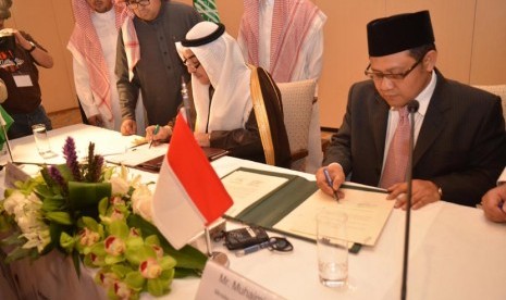 Menteri Tenaga Kerja Muhaimin Iskandar (kanan) dan Menaker Arab Saudi Adiel M Fakeih, menandatangani naskah kerja sama tentang penempatan dan perlindungan TKI sektor domestic worker di Riyadh, Arab Saudi, Kamis (20/2).