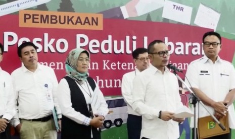 Menteri Tenaga Kerja, Muhammad Hanif Dhakiri (kedua kanan) bersama jajaran pejabat Kementerian Tenaga Kerja RI.