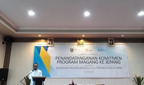 Menteri Tenaga Kerja Muhammad Hanif memberi sambutan usai menyaksikan penandatanganan kerja sama program magang Provinsi Bengkulu dengan International Manpower Development Organization Japan (IM Jepang) di Kota Bengkulu, Jumat (17/11).  