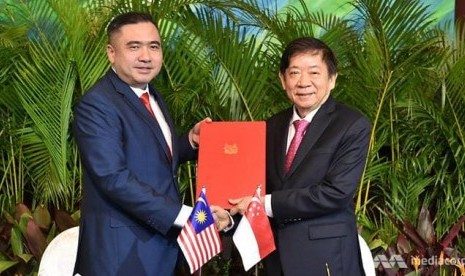 Menteri Transportasi Malaysia Anthony Loke (kiri) dan Menteri Transportasi Singapura Khaw Boon Wan saat penandatanganan kerja sama kereta api cepat Rapid Transit System pada 21 Mei 2019. 