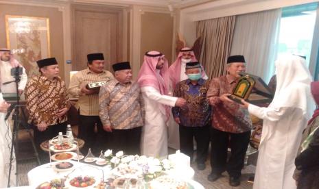 Menteri Urusan Keislaman, Dakwah dan Penyuluhan Arab Saudi Syaikh Abdullatif bin Abdulaziz Alu Syaikh bertemu dua pimpinan ormas besar Islam di Indonesia, yakni PP Muhammadiyah pada Sabtu, 26 Maret 2022, dan Ketua Umum PBNU pada Ahad, 27 Maret 2022 di Hotel Four Season, Jakarta. 