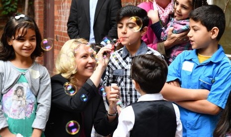 Menteri Urusan Keluarga Jerman Manuela Schwesig bermain dengan anak-anak pengungsi di Palang Merah Jerman, Berlin.