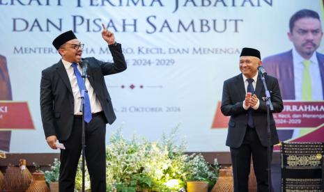 Menteri Usaha Mikro Kecil dan Menengah (UMKM) periode 2024-2029 Maman Abdurrahman (kiri) melakukan serah terima jabatan dan pisah sambut dengan Menteri Koperasi dan UKM (MenKopUKM) periode 2019-2024 Teten Masduki di gedung Smesco, Jakarta, Senin (21/10/2024).