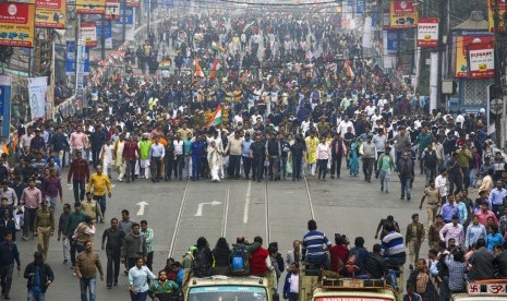 Korban Jatuh, Kemarahan Muslim India Makin Dalam pada Aparat. Menteri Utama negara bagian West Bengal dan pemimpin partai Trinamool Congress Mamata Banerjee (tengah, mengenakan sari putih) memimpin demonstrasi menentang UU Kewarganegaraan di Kolkata, India, Kamis (26/12). UU itu dinilai memarjinalkan Muslim di India.