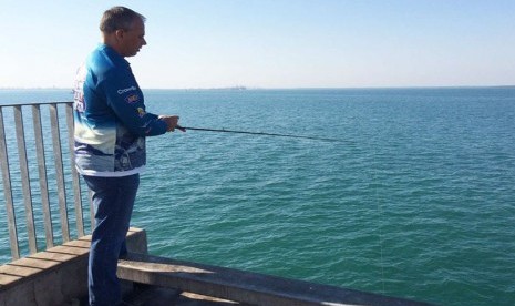 Menteri Utama NT Adam Giles membuka kompetisi dengan ikut memancing di Darwin untuk mempromosikan kawasan tersebut sebagai lokasi wisata memancing.