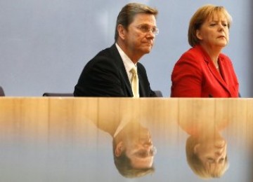 Menteri luar negeri Jerman, Guido Weterwelle, (kiri) bersama Kanselir Jerman, Angela Merkel (kanan)