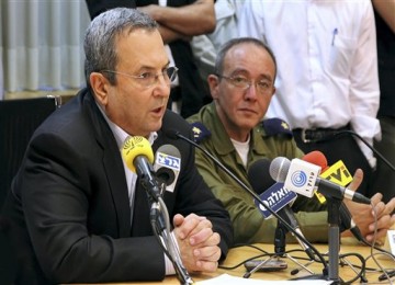 Menteri Pertahanan Israel, Ehud Barak (kiri)