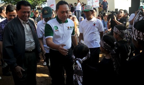 Mentri Kehutanan Zulkifli Hasan menyapa para warga sebelum melakukan pembukaan Festival Sarongge, Cipanas,Jawa Barat,Sabtu (29/6). Festival sarongge yang di gelar 29 Juni-1 Juli 2013 tersebut menampilkan aneka seni dan geliat ekonomi masyarakat desa Sarong