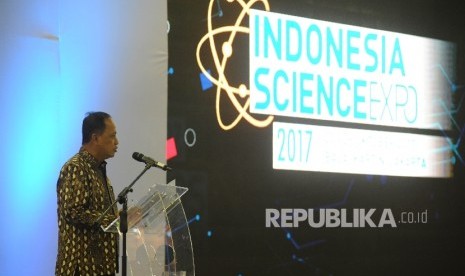 Mentri Riset, Teknologi, dan Pendidikan Tinggi Mohamad Nasir memberikan sambutan dalam pembukaan Indonesia Science Expo 2017 (ISE 2017) di Balai Kartini, Jakarta, Senin (23/10). 