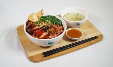 Menu Bakmi Hoki ini terdiri dari dua jenis, yakni bakmi ayam Hainan dan bakmi ayam Charsiu