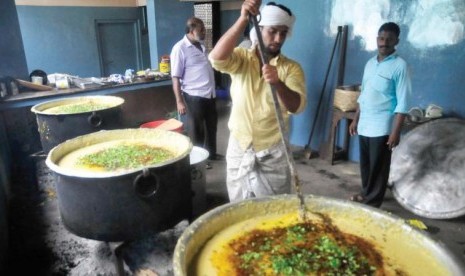 Menu bubur oushadha kanji yang disajikan sebagai sajian berbuka puasa di Palayam Juma Masjid di Kerala, India. Kuil Distrik Malappuram Kerala Gelar Buka Puasa Bersama