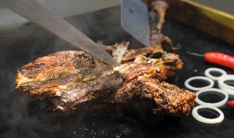 Menu kambing guling yang dihadirkan dalam 