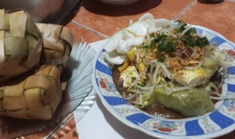 Menu lebaran khas Kota Malang, ketupat bumbu oyek. 