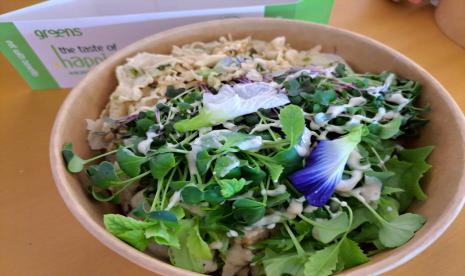 Menu live salad herbs, tofu, tempeh di gerai Greens. Setiap harinya, tubuh memerlukan asupan nutrisi dari sayur dan buah.