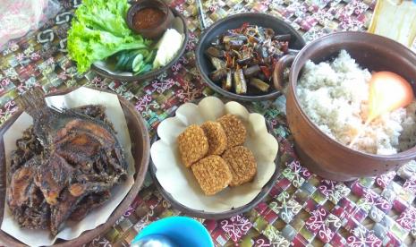 Menu makanan khas Sunda di Taman Safuri, Cirebon, Jawa Barat. Taman Safuri menyajikan sensasi bersantap di tengah sawah.