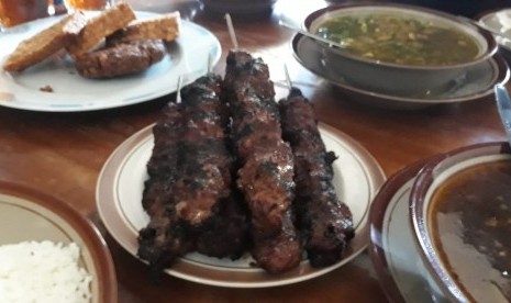 Menu-menu kuliner legendaris di Warung Sate Gebug 1920, Jalan Jenderal Basuki Rahmat, Klojen Kota Malang. 