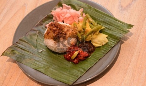 Menu Nasi Sayo bisa dipilih untuk menemani hidangan utama. Menu ini disertai nasi yang dimasak dari Beras Solok serta sayur dan sambal serta kerupuk merah muda khas Padang.