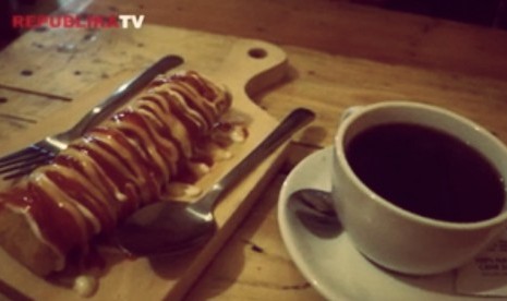 Menu risol dan kopi nusantara khas warkop Daddy Miss Bar, Depok